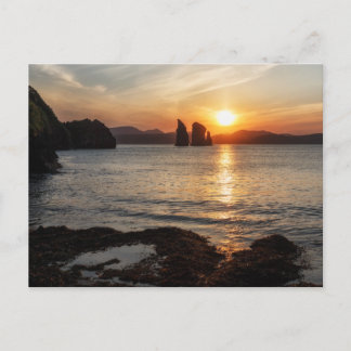 Schöne Landschaft: Blick auf Felsen im Meer bei So Postkarte