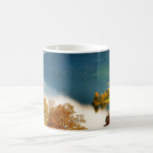 Schöne Landschaft des Schweizer Berges Kaffeetasse
