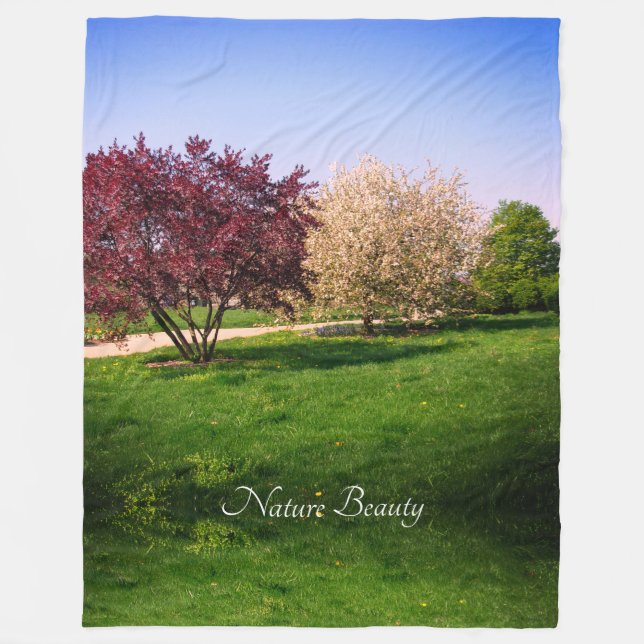 Schöne Landschaft mit Bäumen groß Fleecedecke (Vorderseite)
