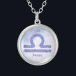 Schöne Libra Astrologie Signieren Personalisiert L Versilberte Kette<br><div class="desc">Diese hübsche lila und Lavendel Libra Halskette zeigt Ihr astrologisches Zeichen aus dem Zodiac in einem wunderschönen Funkeln wie den Sternbildern. Passen Sie dieses niedliche Geschenk mit Ihrem Namen in kursiver Schrift für jemanden an,  der Ende September oder Anfang Oktober Geburtstag hat.</div>