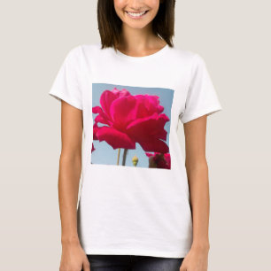 Schöne, liebevolle Rose des Himmeles: Rot gegen Bl T-Shirt