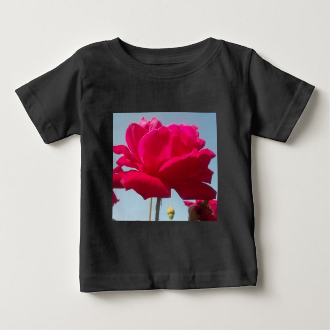 Schöne, liebevolle Rose Rot gegen Blau Baby T-shirt (Vorderseite)