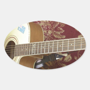 Schöne, liebevolle Vintage-Gitarre auf afrikanisch Ovaler Aufkleber