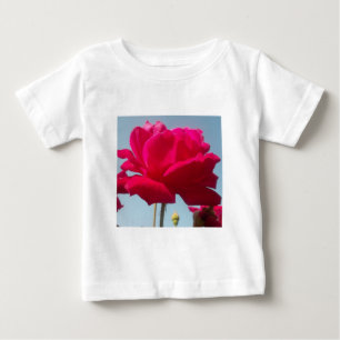 Schöne Liebliche Himmlische Rose Rot Gegen Blau Baby T-shirt
