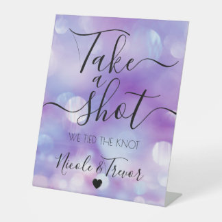 Schöne lila Bokeh-Take-a-Shot-Hochzeit Sockelschild