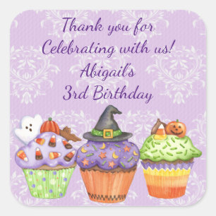 Schöne lila Halloween-Cupcakes zum Geburtstag Quadratischer Aufkleber
