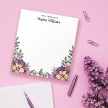 Schöne Lila Pfirsichblume vom Schreibtisch Notizblock<br><div class="desc">Floral vom Schreibtisch des Notizblocks mit hübschen Blume in einer trendigen Farbpalette aus Pfirsich und lila und pink mit Ihrem Namen in einem gürteligen Skript. Hübsches pfirsichfarbenes und lila personalisiertes Notizblock mit Blume und Grünpflanzen, die auf Ihren Namen zugeschnitten sind. Nehmen Sie sich Ihre Notizen des Tages oder Ihre Notizen...</div>