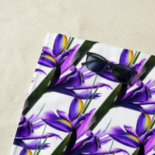 Schöne lila Schwertlilien / Iris-Blüte auf Weiß Strandtuch