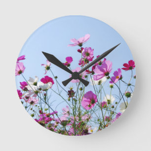 Schöne lila Wildblumenwiese Runde Wanduhr