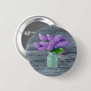 Schöne Lilacs im rustikalen Mason Jar Button