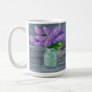 Schöne Lilacs im rustikalen Mason Jar Kaffeetasse