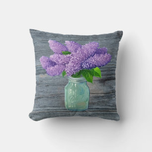 Schöne Lilacs im rustikalen Mason Jar Kissen