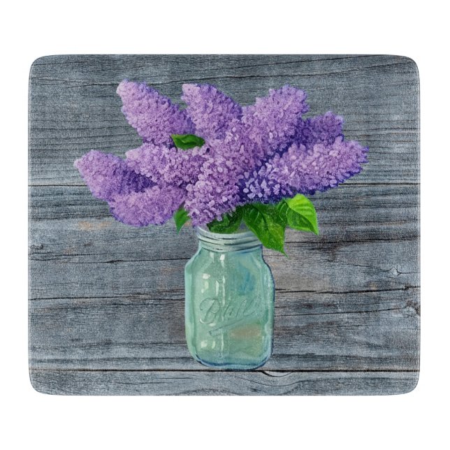 Schöne Lilacs im rustikalen Mason Jar Schneidebrett (Vorderseite)