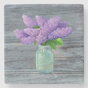 Schöne Lilacs im rustikalen Mason Jar Steinuntersetzer