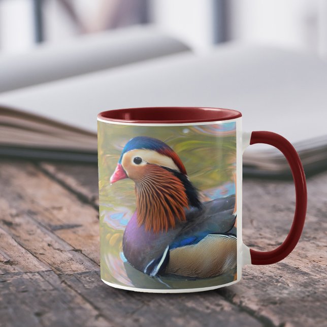 Schöne Mandarin-Duck im Teich Tasse (Beautiful Mandarin Duck in Pond 11 oz Coffee Mug Cover Photo.)