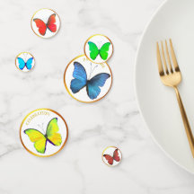 Schöne mehrfarbige Schmetterlinge und goldene Rahm