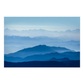 Schöne Misty Mountain Range | Blaue Strahlung Poster