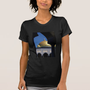 Schöne Moschee mit Gold überzogener Haube T-Shirt
