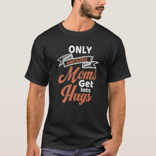 schöne Mutter umarmt Design, die in Frieden mit Fr T-Shirt