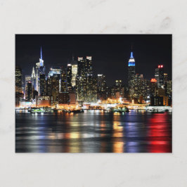 Schöne New Yorker Nachtlichter, die den Fluss refl Postkarte