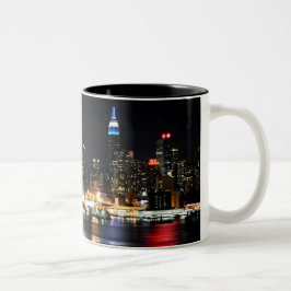 Schöne New- Yorknachtlichter, die Fluss Zweifarbige Tasse