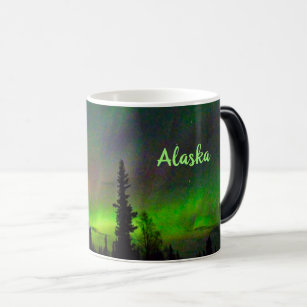Schöne Nordlichter in verwandelnder Tasse Alaskas
