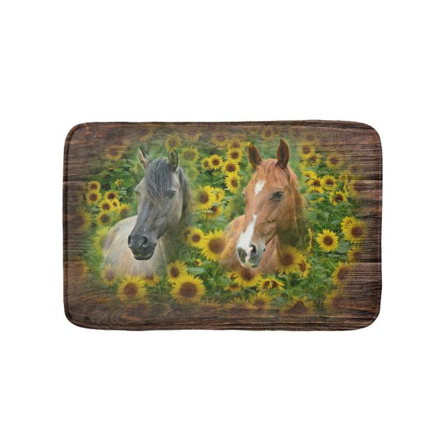 Schöne Pferde im Feld der Sonnenblumen Badematte (Vorderseite)