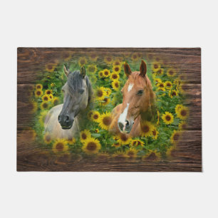 Schöne Pferde im Feld der Sonnenblumen Fußmatte