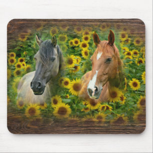 Schöne Pferde im Feld der Sonnenblumen Mousepad