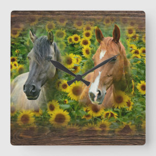 Schöne Pferde im Feld der Sonnenblumen Quadratische Wanduhr