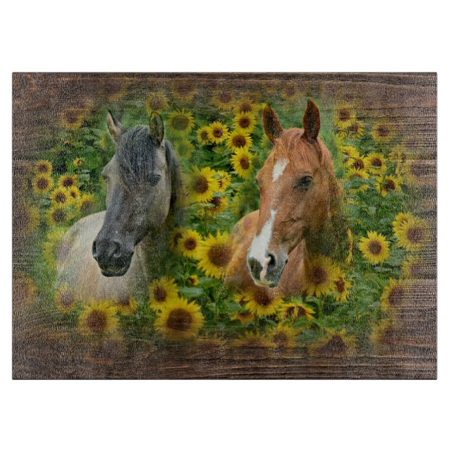 Schöne Pferde im Feld der Sonnenblumen Schneidebrett (Vorderseite)