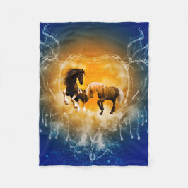 Schöne Pferde mit einem Herzen gemacht vom Wasser Fleecedecke