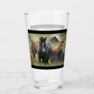 Schöne Pferde und rustikale Scheune Glas