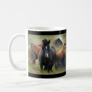 Schöne Pferde und rustikale Scheune Kaffeetasse