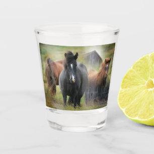 Schöne Pferde und rustikale Scheune Schnapsglas