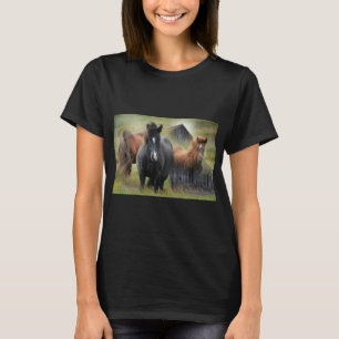 Schöne Pferde und rustikale Scheune T-Shirt