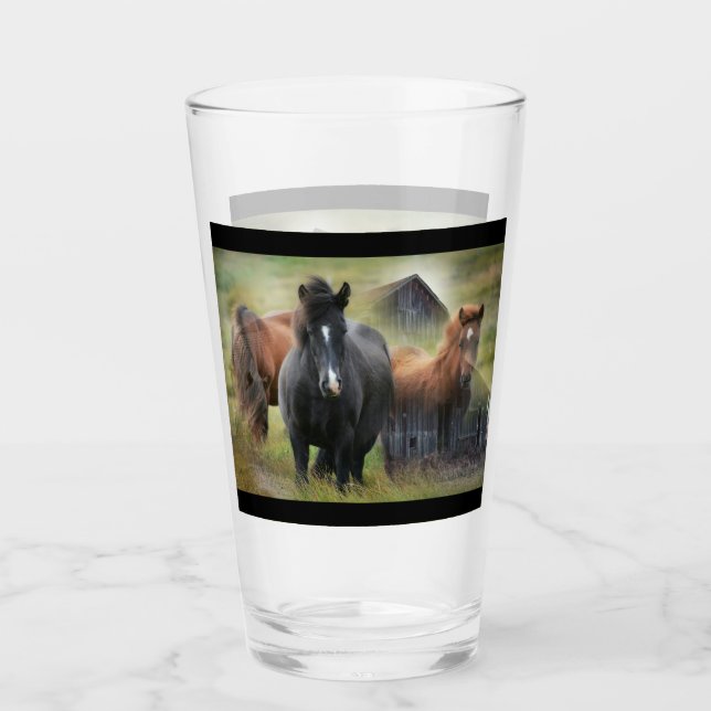 Schöne Pferde und rustikaler Stall Glas (Vorderseite)