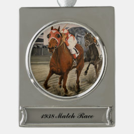 Schöne Pferdeschlittenbesitzer im klassischen Renn Banner-Ornament Silber