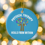 Schöne Physikaltherapie Inspirationsquelle Zitat Keramikornament<br><div class="desc">Physikalische Therapie heilt von innen. Ein niedlicher Physiotherapeut-Zitat-Geschenk mit einem wunderschönen Baum mit Regenbogen-Blätter und hilft Händen als die Baumgliedmaßen,  die sie hochheben. Motivierend und schönes Geschenk für einen PT.</div>