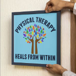 Schöne Physikaltherapie Inspirationsquelle Zitat Poster<br><div class="desc">Physikalische Therapie heilt von innen. Ein niedlicher Physiotherapeut-Zitat-Geschenk mit einem wunderschönen Baum mit Regenbogen-Blätter und hilft Händen als die Baumgliedmaßen,  die sie hochheben. Motivierend und schönes Geschenk für einen PT.</div>