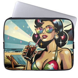 Schöne Pinup Frau mit Cola am Strand Laptopschutzhülle