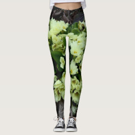 Schöne Primula vulgaris Primrosen in trockenen Blä Leggings