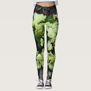 Schöne Primula vulgaris Primrosen in trockenen Blä Leggings