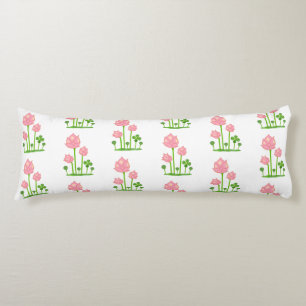 Schöne rosa Blumen auf weißem Körperkissen