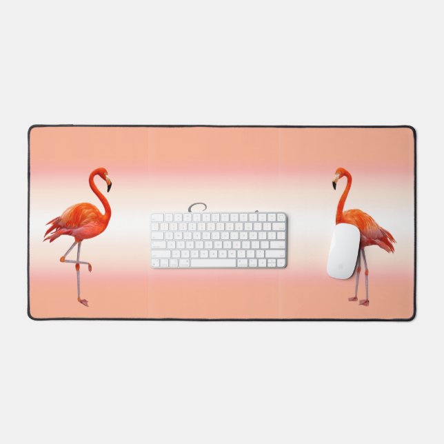 Schöne rosa Flamingos auf Light Coral Pink Schreibtischunterlage (Tastatur & Maus)