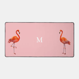 Schöne rosa Flamingos und Monogramm auf hellkorall Schreibtischunterlage