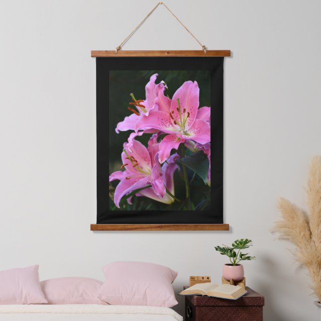 Schöne rosa Lily blüht mit schwarzer Grenze Wandteppich Mit Holzrahmen (Schlafzimmer)