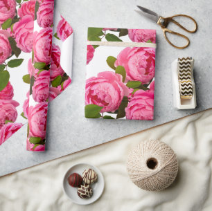 Schöne rosa Rosenblüte auf weißem Floß oder Geschenkpapier