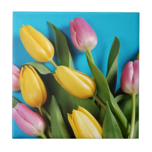 Schöne rosa und gelbe Frühlingstulpen Fliese