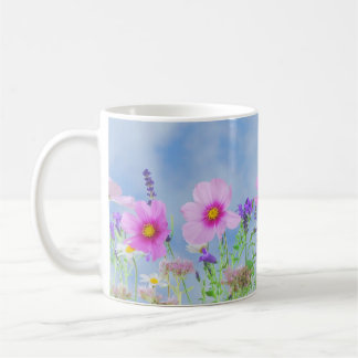 Schöne Rosa- und Purpurblumen mit Wolkenkratzer Kaffeetasse
